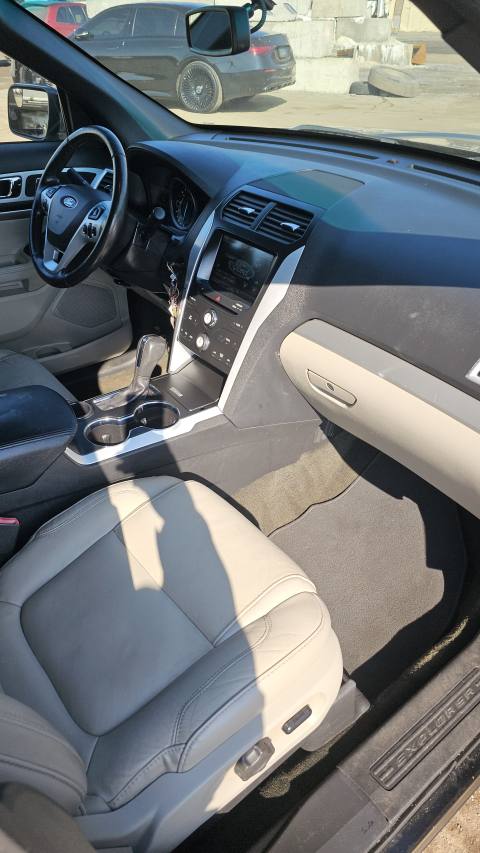 Vehicle photo 12