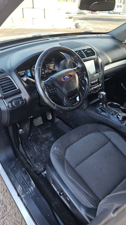 Vehicle photo 10