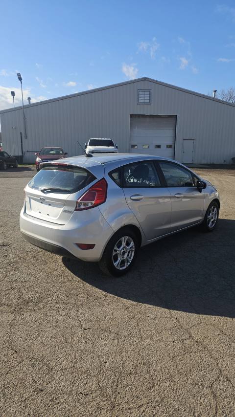 Vehicle photo 7