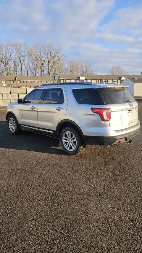 Vehicle photo 6