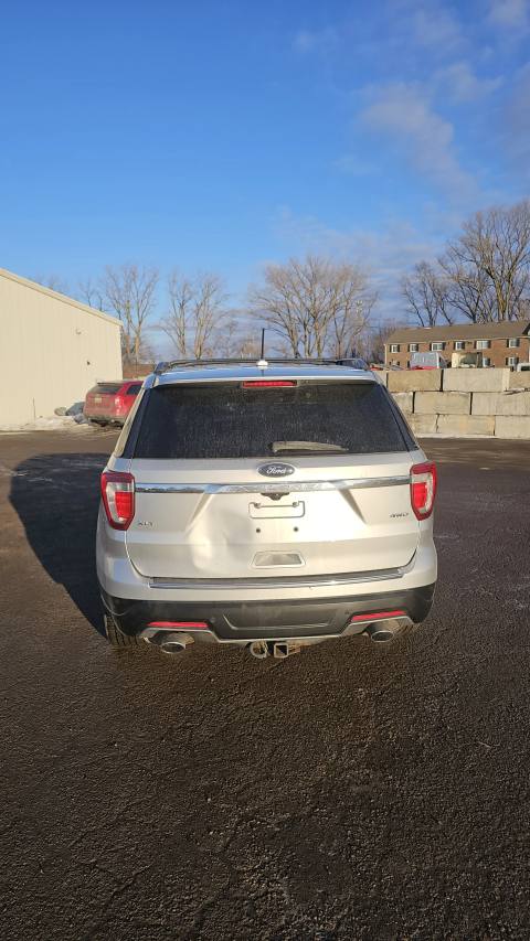 Vehicle photo 8